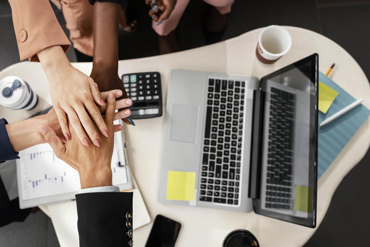 El trabajo en equipo y la comunicación abierta son fundamentales para evitar la sobrecarga mental.