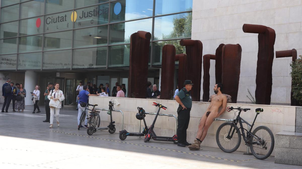 El joven naturalista que se presentó en los juzgados desnudo.