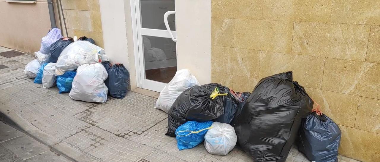 Acumulación de bolsas de basuras en un edificio de Son Servera, en una imagen de archivo.