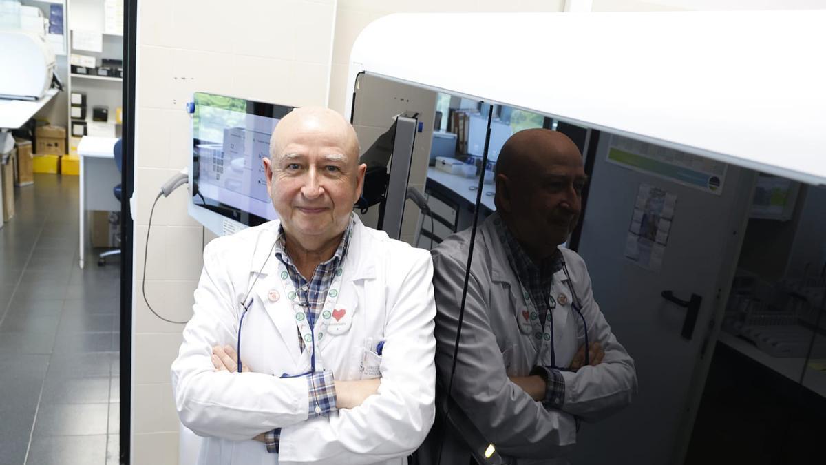 El microbiólogo del CHUS Antonio Aguilera, en el laboratorio de Microbiología del Clinico de Santiago.