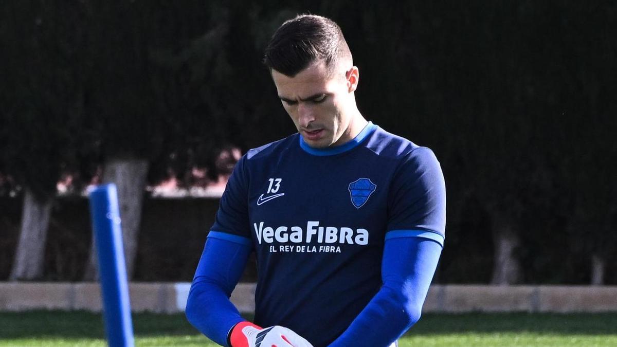 Iñaki Peña se pone los guantes durante un entrenamiento previo al Elche-Barça.