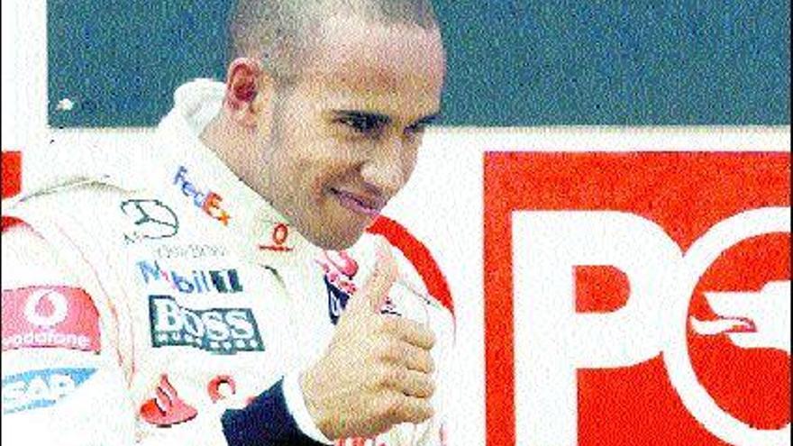 Lewis Hamilton celebra en el podio su segunda plaza en el Gran Premio de Turquía.