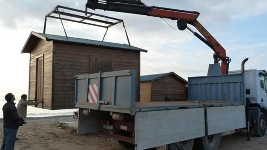 Almenara retira las casetas de socorrismo de la zona de la playa ante el riesgo de nuevos temporales