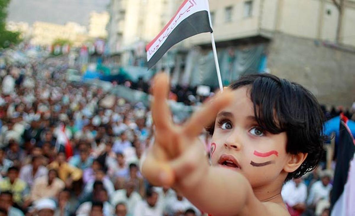 Una nena fa el gest de la victòria en una protesta aquest diumenge, a la ciutat iemenita de Taiz, per demanar la sortida del president Salih.