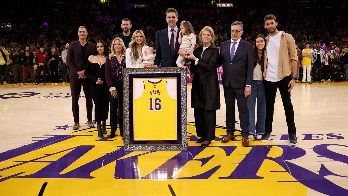 Los Lakers retiran la camiseta de Pau Gasol