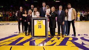 Pau Gasol, en la cerimònia de retirada del 16 dels Lakers: «Continuaré dedicant la meva vida a marcar una diferència»