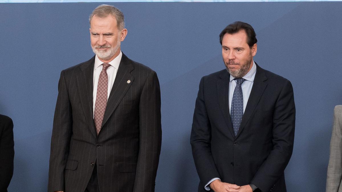 El rey Felipe VI junto al ministro de Transportes, Óscar Puente