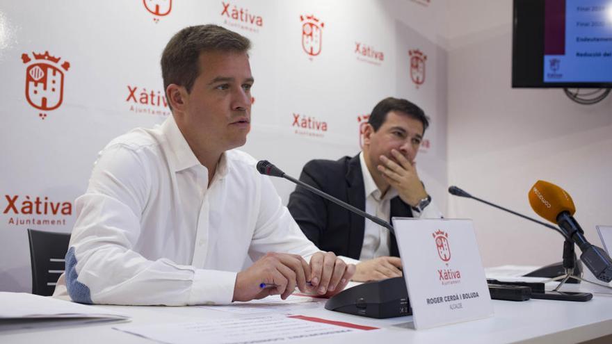 Roger Cerdà, alcalde de Xàtiva, e Ignacio Reig, regidor de Hisenda, hoy durante la presentación de los presupuestos