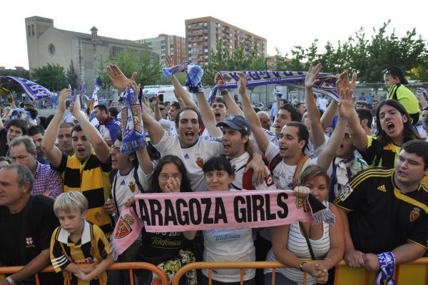 Apoteósica llegada del Real Zaragoza al Ciudad de Valencia.