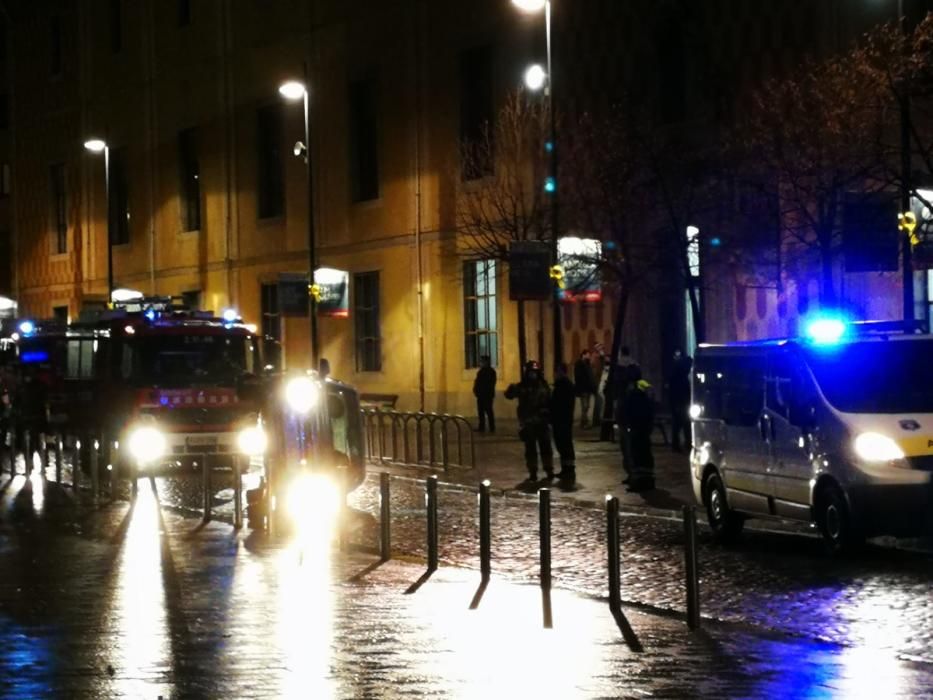 Bolca un cotxe davant de la delegació de la Generalitat a Girona