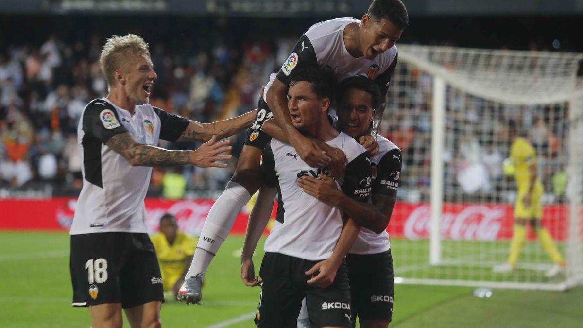 Los jugadores del Valencia celebran un gol frente al Villarreal