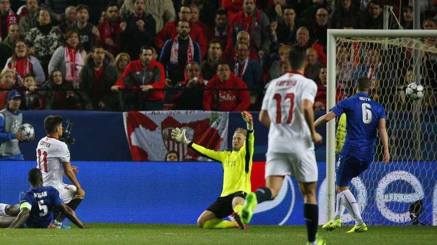 Imagen de la jugada del segundo gol sevillista, que anotó Correa.