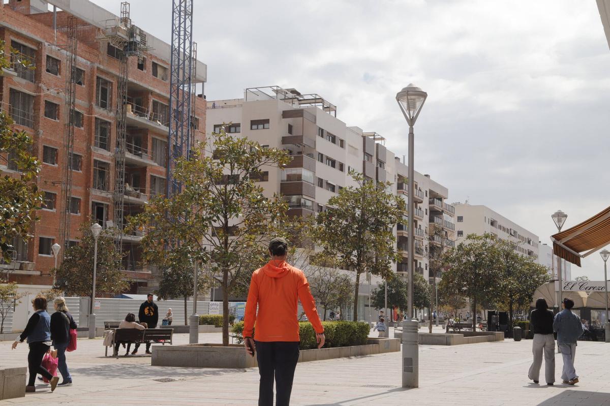 Actividad en el bulevar central del Nuevo Zoco, donde aún hay edificios en construcción.
