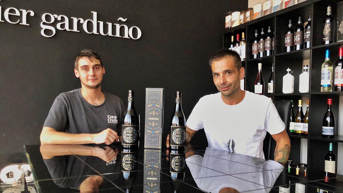 Javier Garduño (derecha) con su compañero Israel García y la botella que les ha valido el premio internacional de diseño. | Garduño