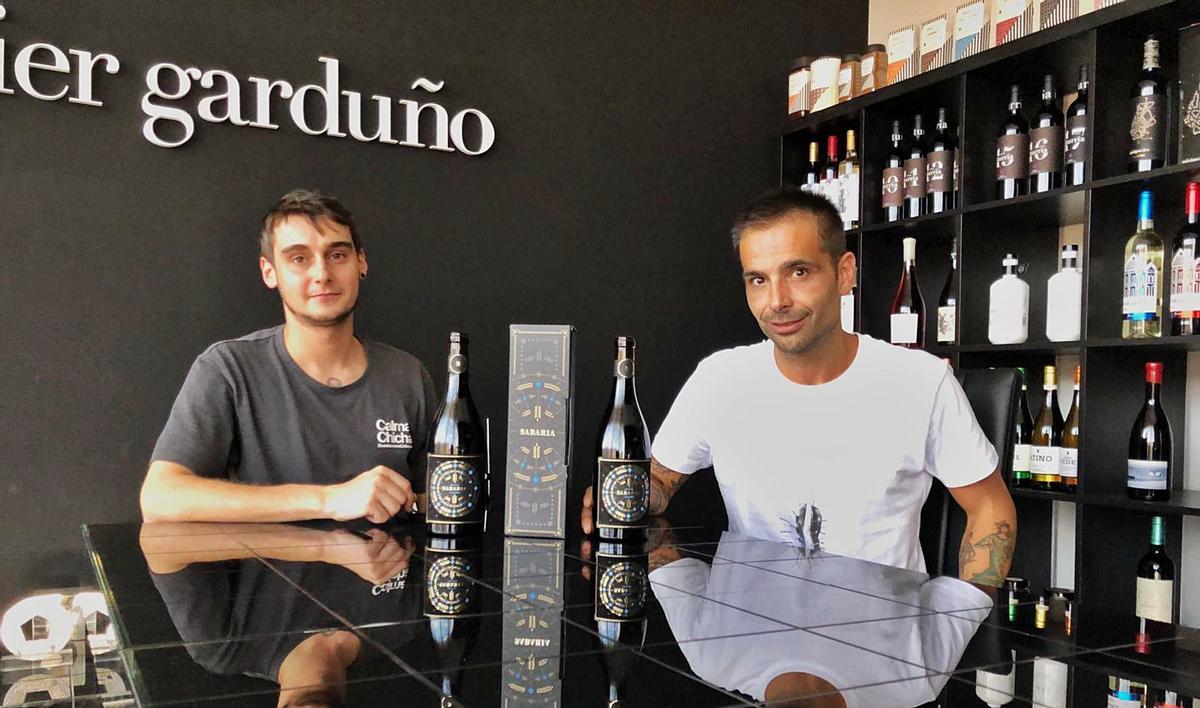 Javier Garduño (derecha) con su compañero Israel García y la botella que les ha valido el premio internacional de diseño. | Garduño