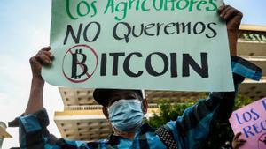 Manifestantes protestan por el bitcoin en El Salvador. EPC