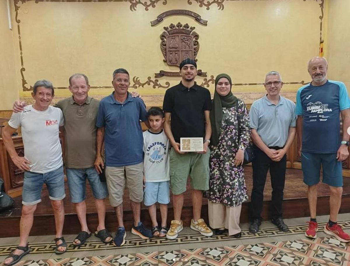 El Asri, amb la seva família, durant el reconeixement que li va fer l'Ajuntament de Sant Hilari divendres