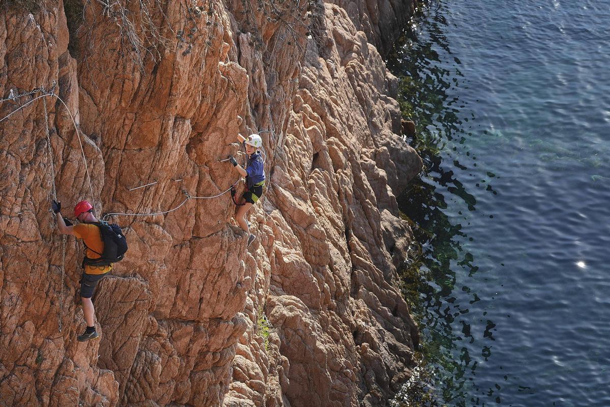 Les imatges de la via ferrada de la Cala del Molí que hauran de desmantellar Les imatges de la via ferrada de la Cala del Molí que hauran de desmantellar
