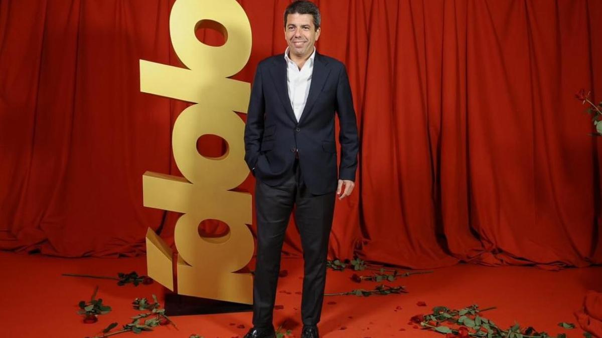 Carlos Mazón posando en la alfombra roja de los Ídolo.