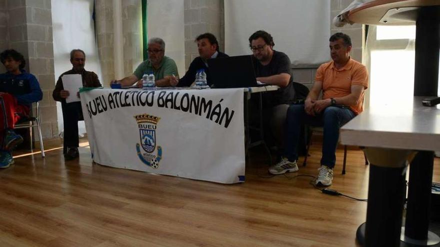 La directiva del Bueu Atlético en una de las últimas asambleas. // Gonzalo Núñez