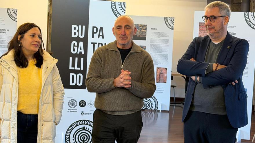 Pola esquerda, Natividade González, Anxo Doval e Blas García, na inauguración da mostra.