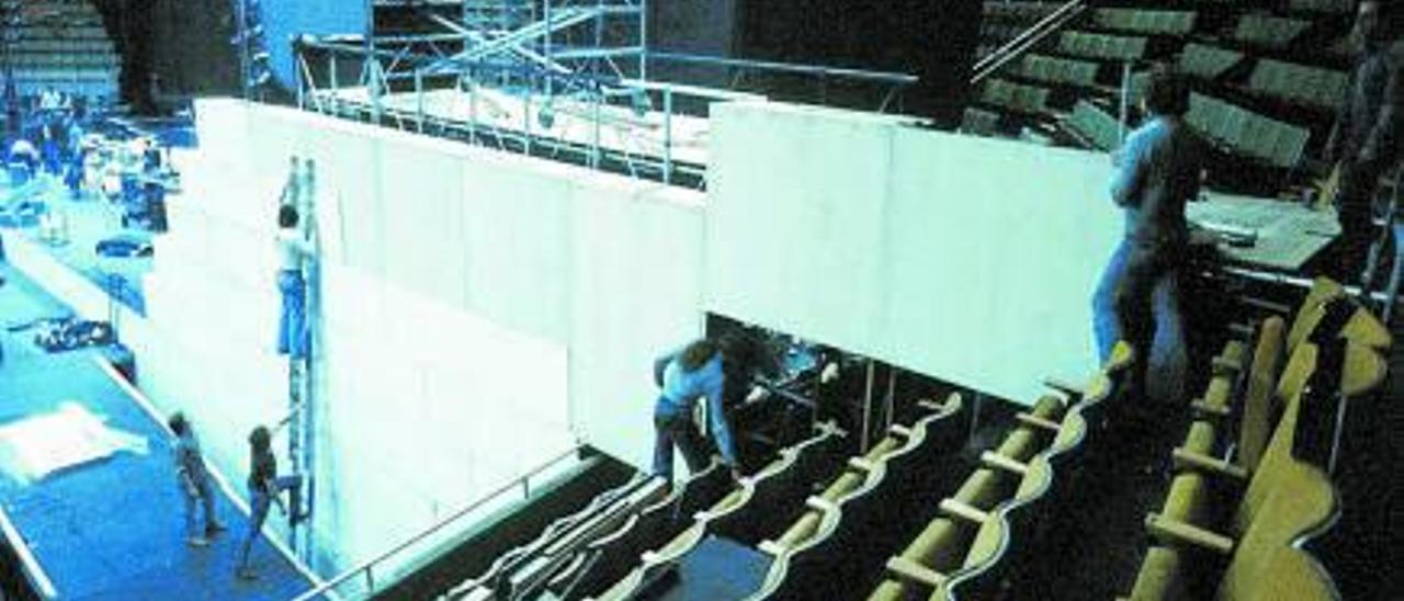 El muro en el
escenario y su
reconstrucción
para cada
concierto de la
gira 1980-81.