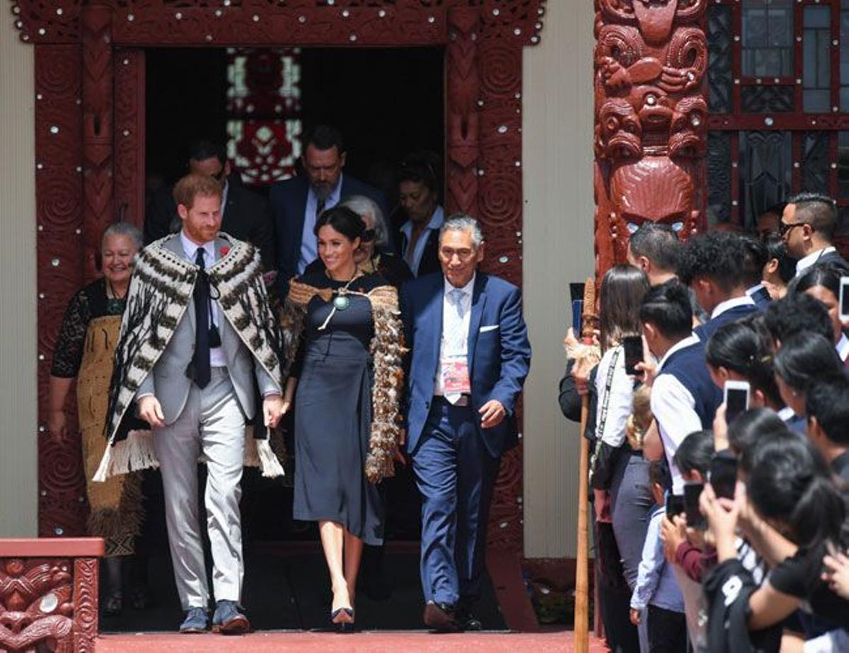 El príncipe Harry y Meghan Markle salían sonrientes ante miles de 'flashes'