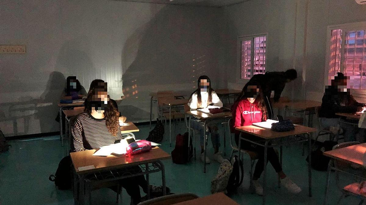 Los estudiantes utilizan sus teléfonos móviles para iluminarse durante las clases cuando se producen apagones en las aulas.