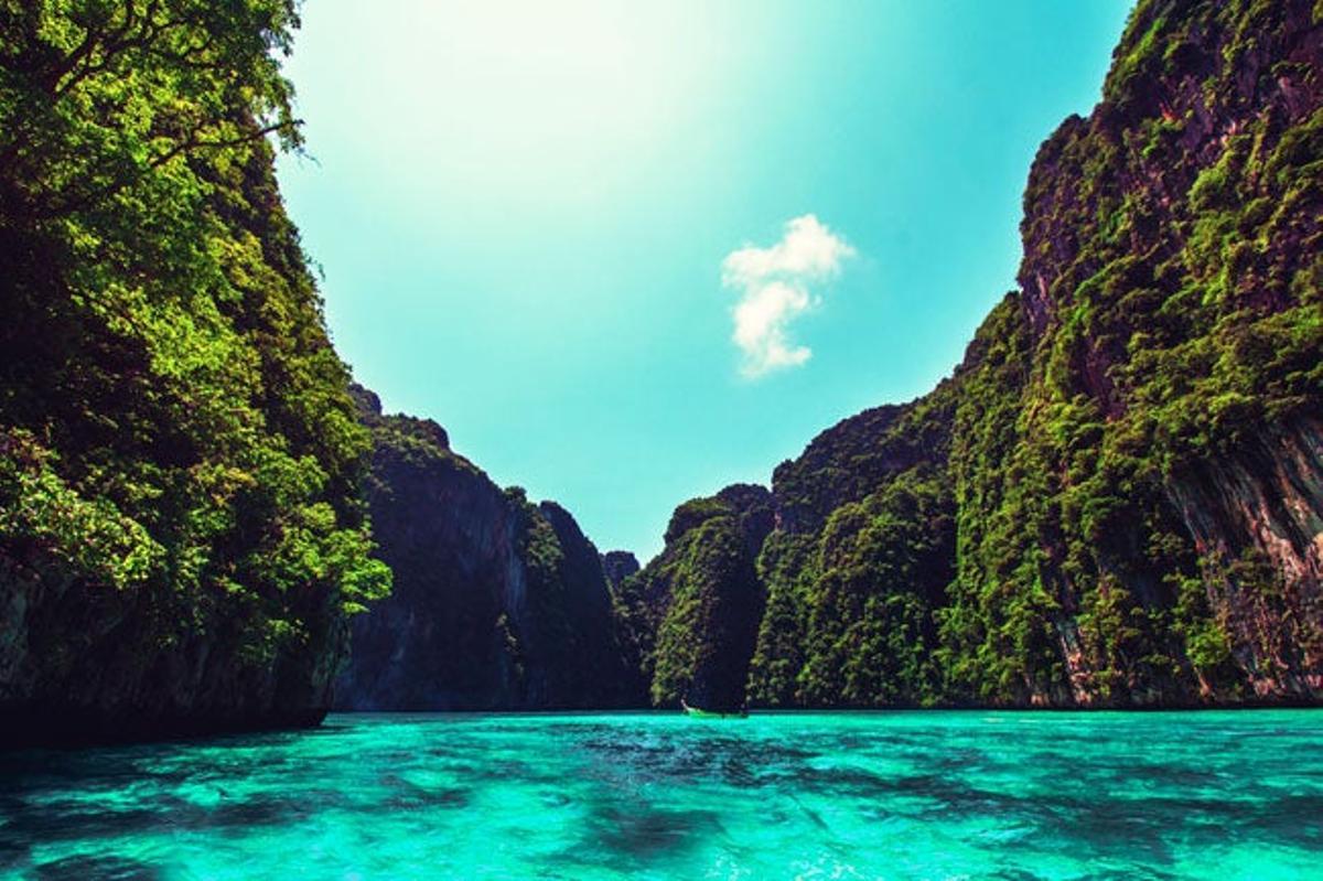 Las aguas verde esmeralda de Maya Bay flanqueadas por las altas rocas que emergen del mar son un espectáculo de la naturaleza
