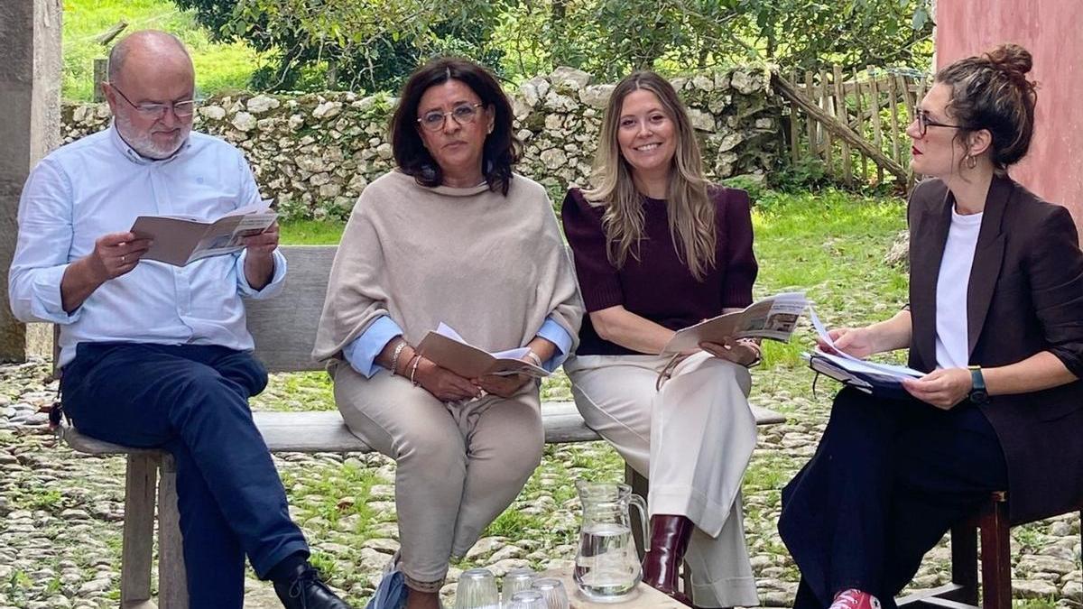 La presentación del programa de visitas guiadas "Casonas y casinas". Por la izquierda, José Luis Villaverde, Aurora Aguilar, Olaya Romano y Cristina Cantero.