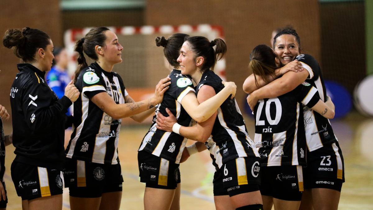 Las jugadoras del Costa del Sol se abrazan tras la victoria.