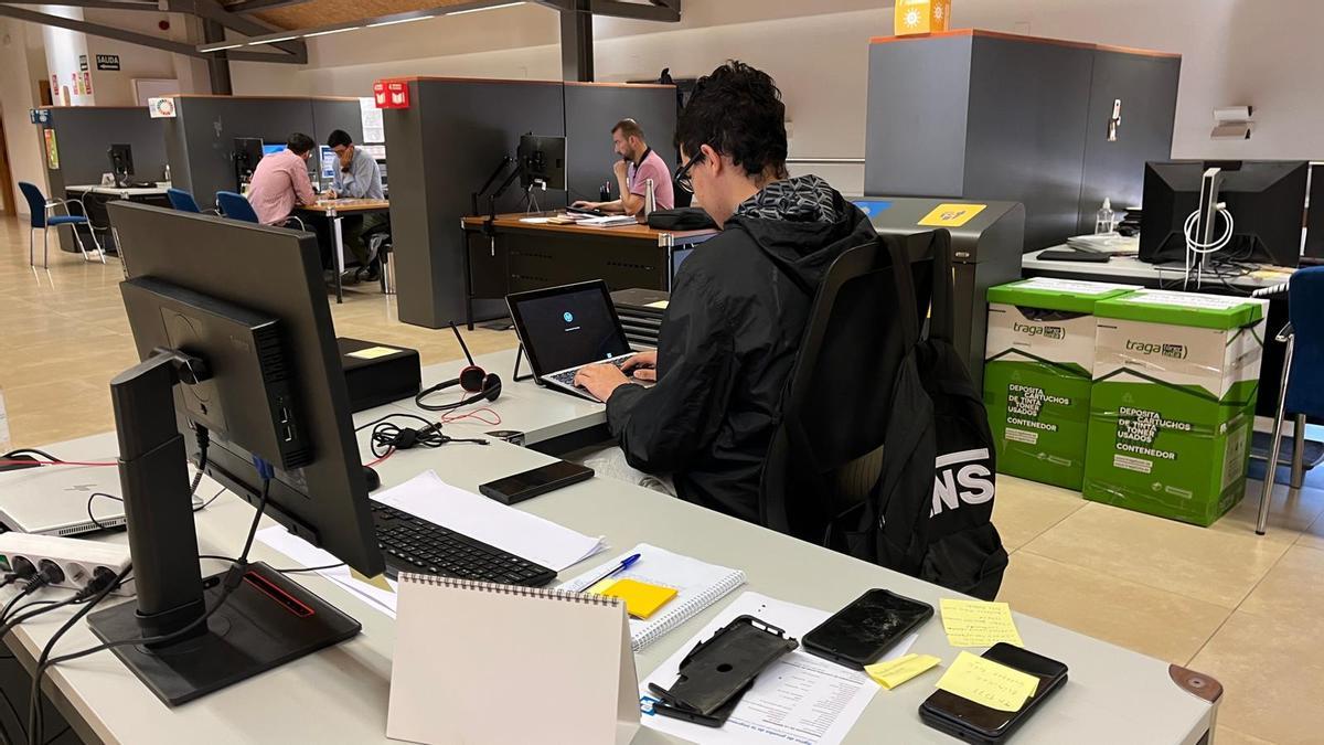 Los alumnos en prácticas trabajan codo con codo con los empleados de Aigües d'Elx