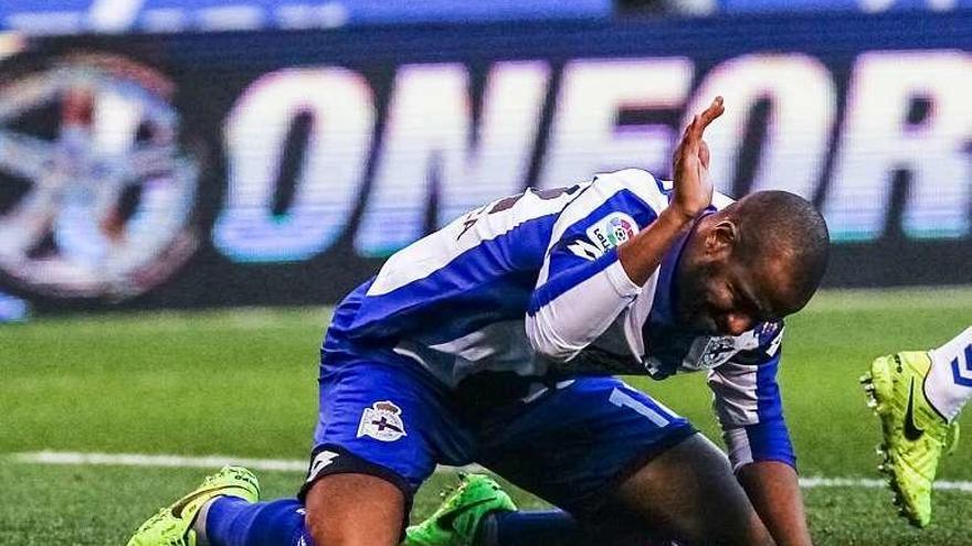 Sidnei se lamenta durante el último partido de Copa ante el Alavés.