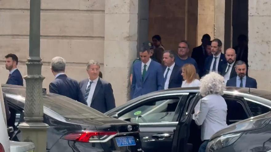Salida de Sánchez: Un hombre que se estaba manifestando ha intentado cruzar la calle y la policía lo ha interceptado