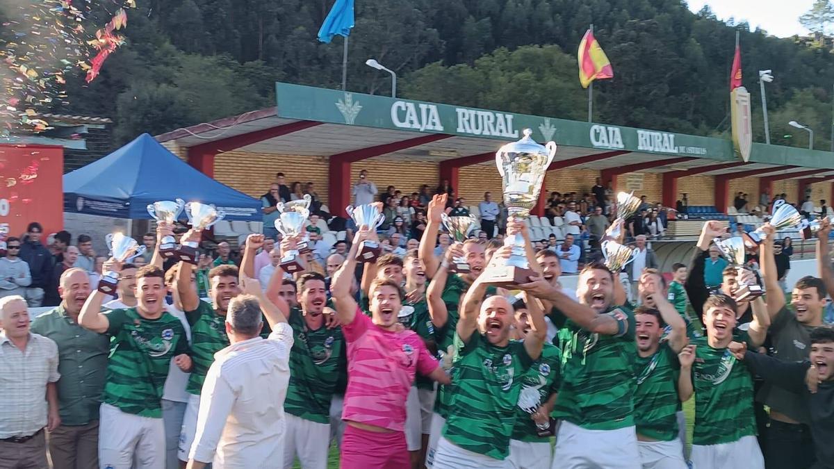 El equipo del Puerto de Vega, celebrando la Copa Asturfútbol.
