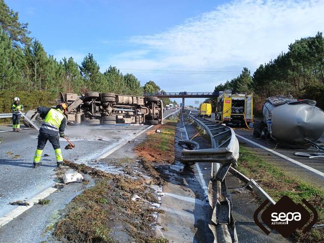 EN IMÁGENES: El vuelco de un camión cisterna de leche en la A-8