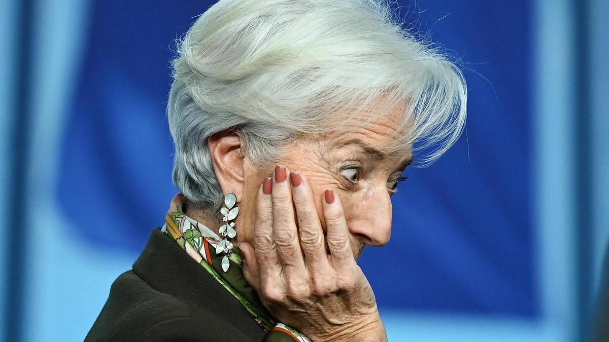 Christine Lagarde, Presidenta del Banco Central Europeo (BCE), sale después de una conferencia de prensa en la sede del BCE.