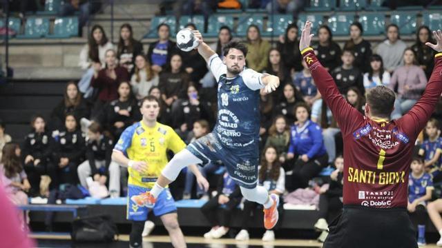 Arnau Fernández se eleva para lanzar en el partido entre el Frigoríficos y el Caserío Ciudad Real.