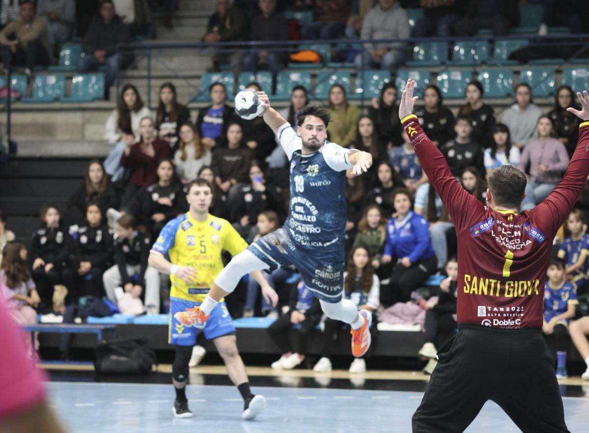 Arnau Fernández se eleva para lanzar en el partido entre el Frigoríficos y el Caserío Ciudad Real.