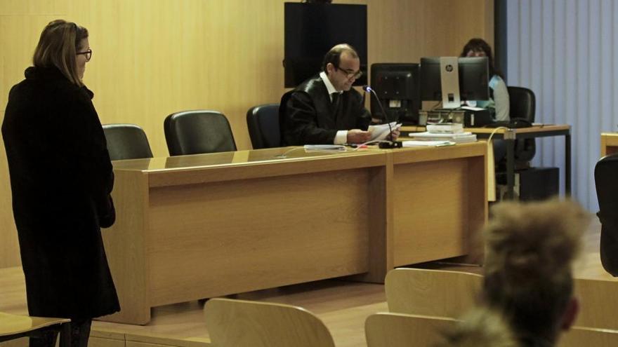 La acusada, de pie, durante el juicio en la Audiencia Provincial.