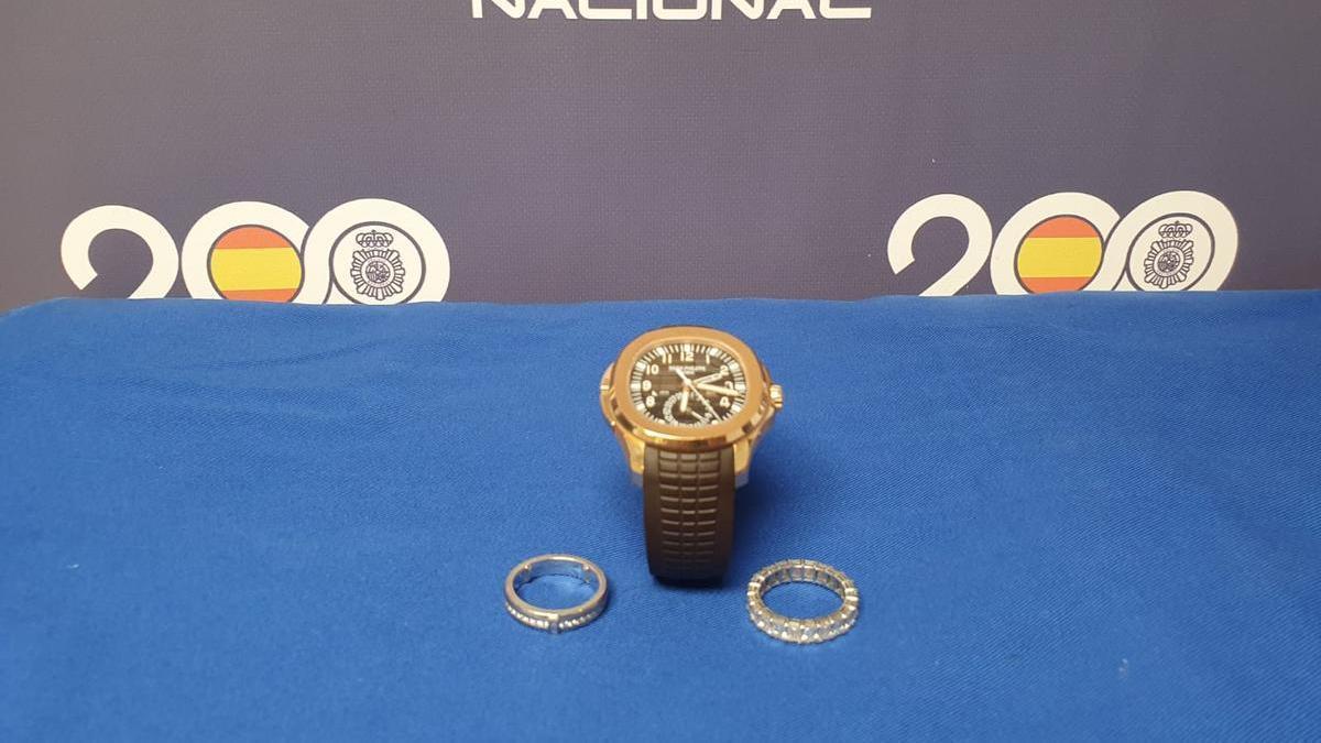 El reloj y las joyas del jugador turco que ha recuperado la Policía Nacional