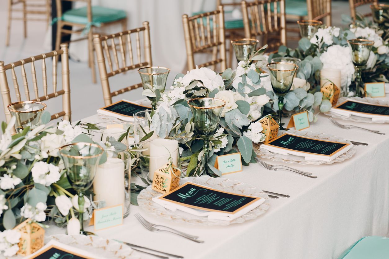 Decoración con colores blanco y verdes de la boda.