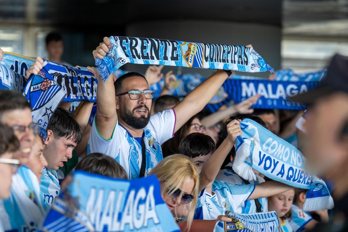 Despedida al Málaga CF en el aeropuerto antes de enfrentarse a la UD Las Palmas en el primer partido del play off de ascenso a la Primera División Despedida al Málaga CF en el aeropuerto antes de enfrentarse a la UD Las Palmas en el primer partido del play off de ascenso a la Primera División
