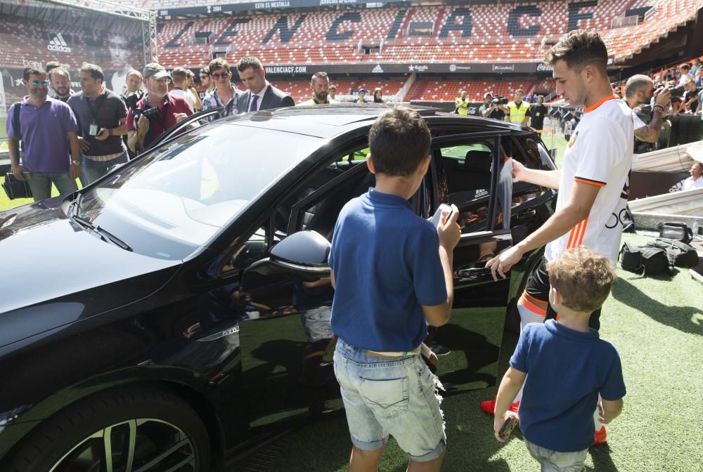 Munir, presentado con el Valencia CF