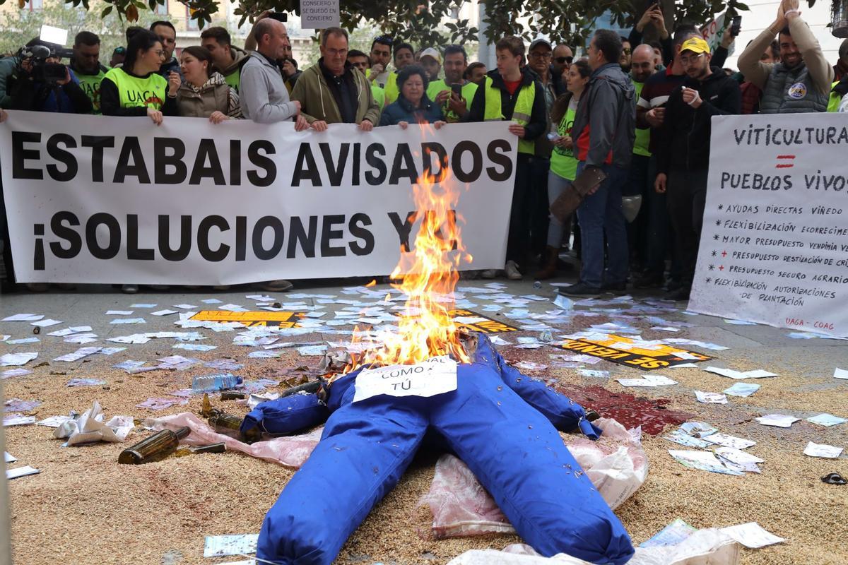 Los agricultores han quemado un muñeco en protesta