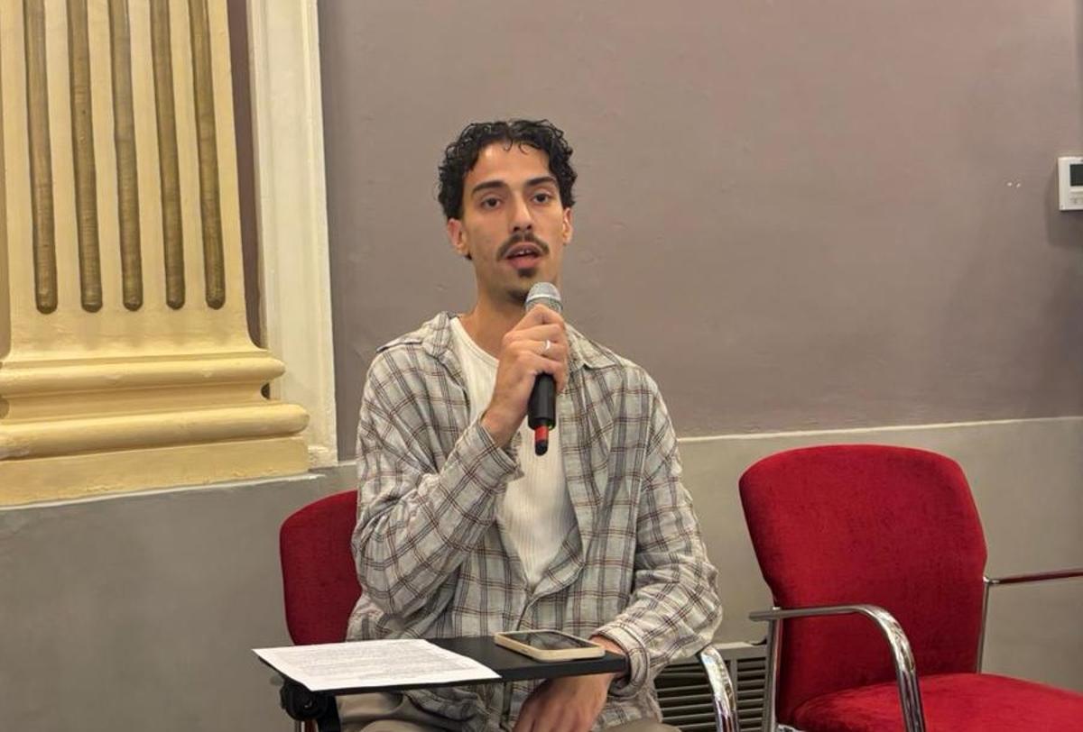 Jesús, empresario afectado por la proliferación de palomas en el Casco Antiguo, en el salón de plenos de Badajoz.