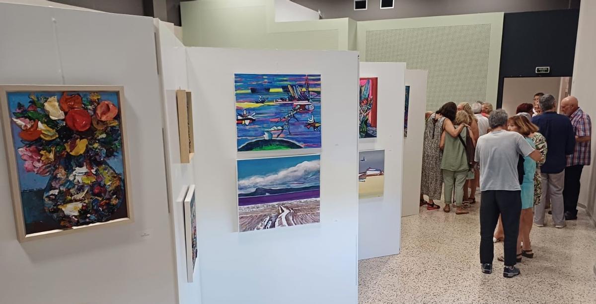 Las obras están dispuestas en paneles y así se da forma a los dos recorridos, uno interior y otro exterior