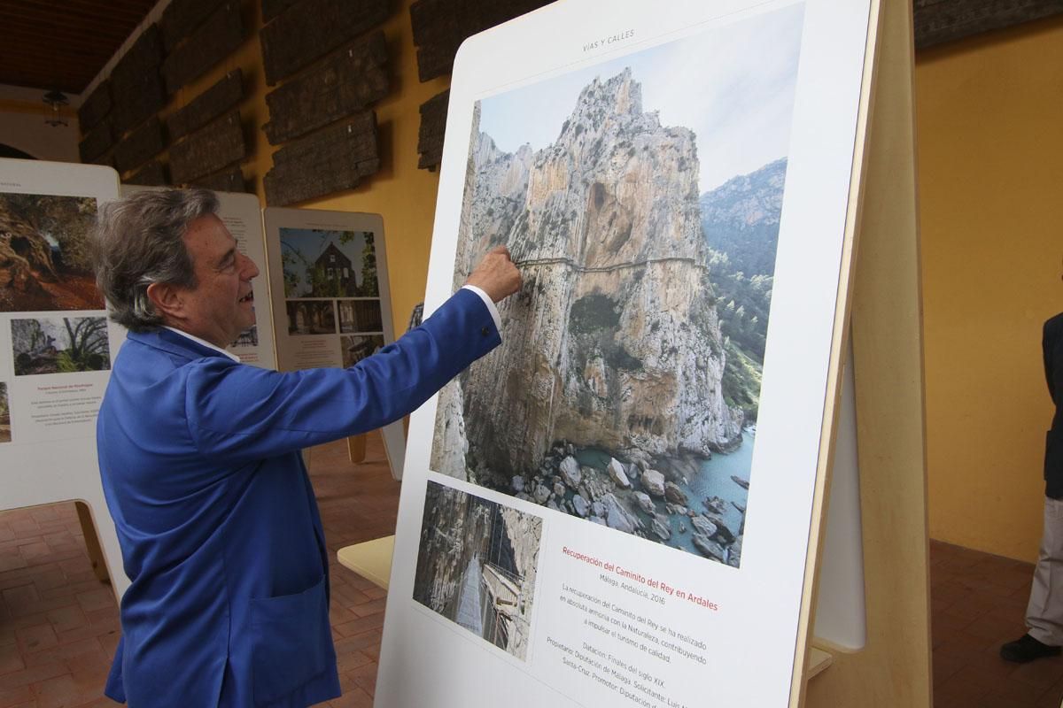 Exposición sobre patrimonio español en el patio de los Naranjos