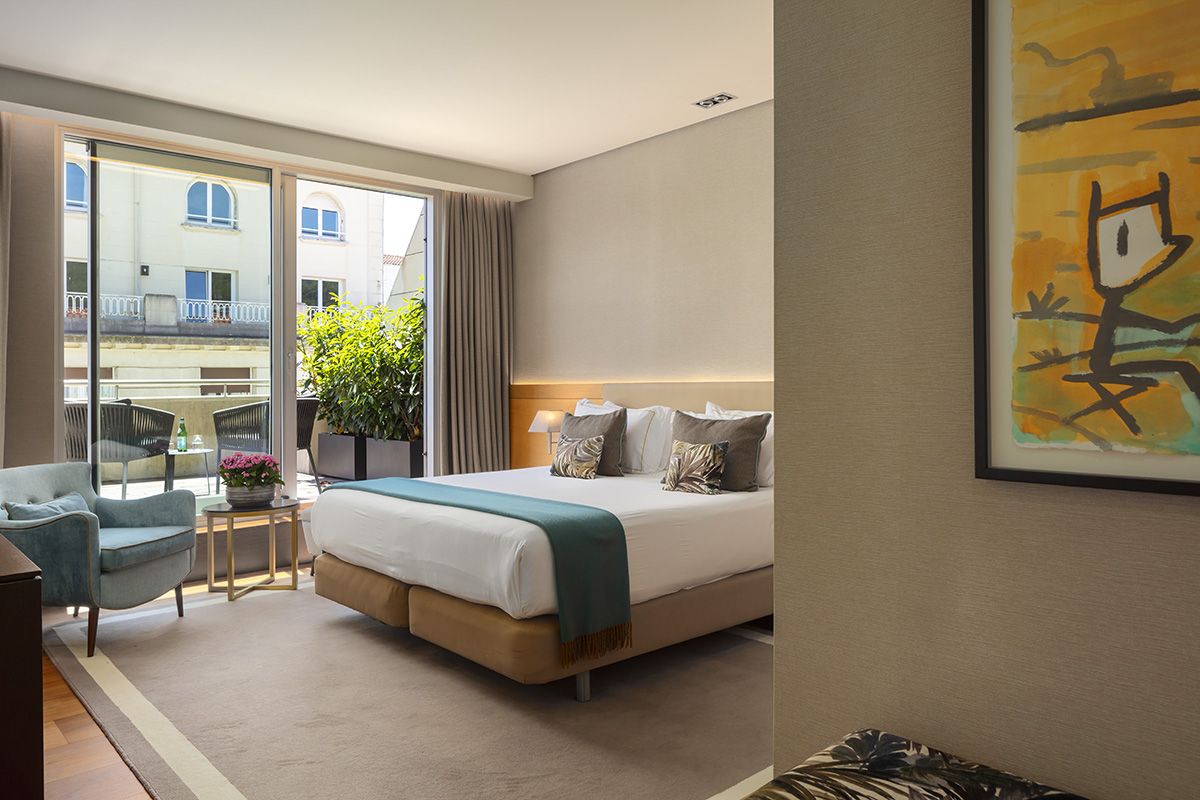 Habitaciones amplias y luminosas, decoradas con arte contemporáneo y diseñadas para el descanso