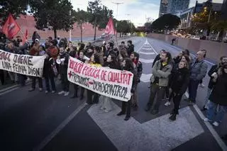 Los profesores cortan la ronda litoral en la jornada de huelga de docentes